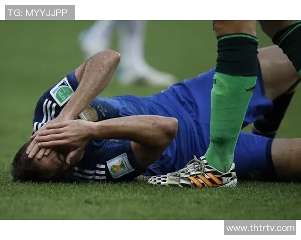 足球明星遭遇恶搞被踹鸡蛋视频引发网友热议与讨论